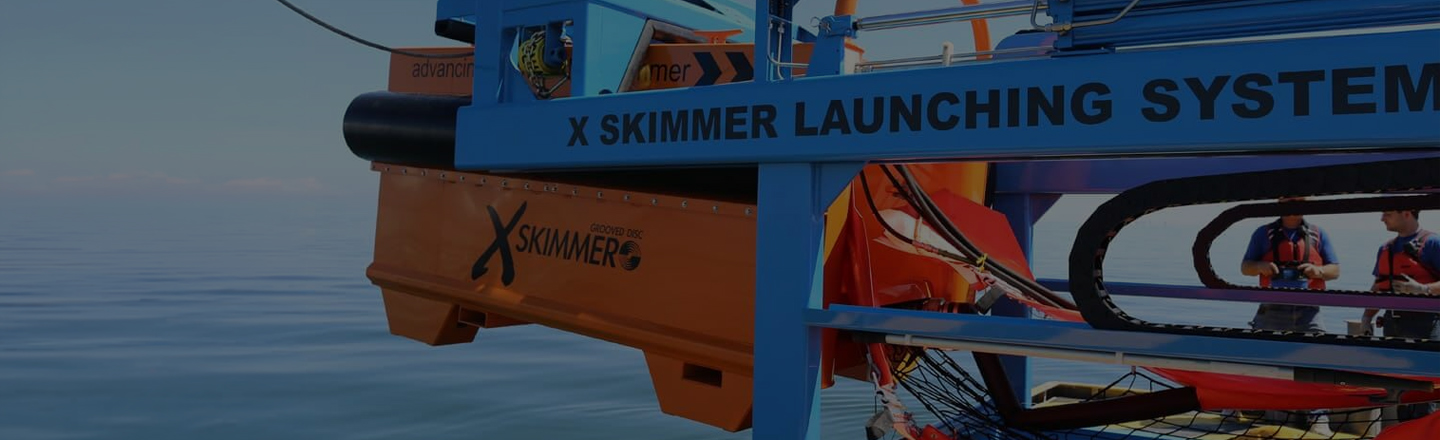 Self-launching oil skimmer deployment system
